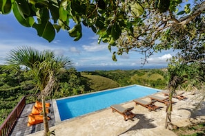 Piscine extérieure, chaises longues
