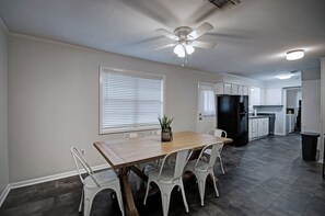 Dining - *King Bed* Fisherman Getaway Near the Reservoir (Brandon)