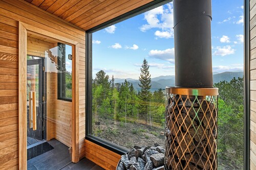 Mountain Top Modern Luxury Lodge w/ 360 Views and Sauna
