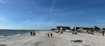 Villa Siesta Pines Townhome 5 minutes to Sanibel Causeway and Fort Myers Beach.