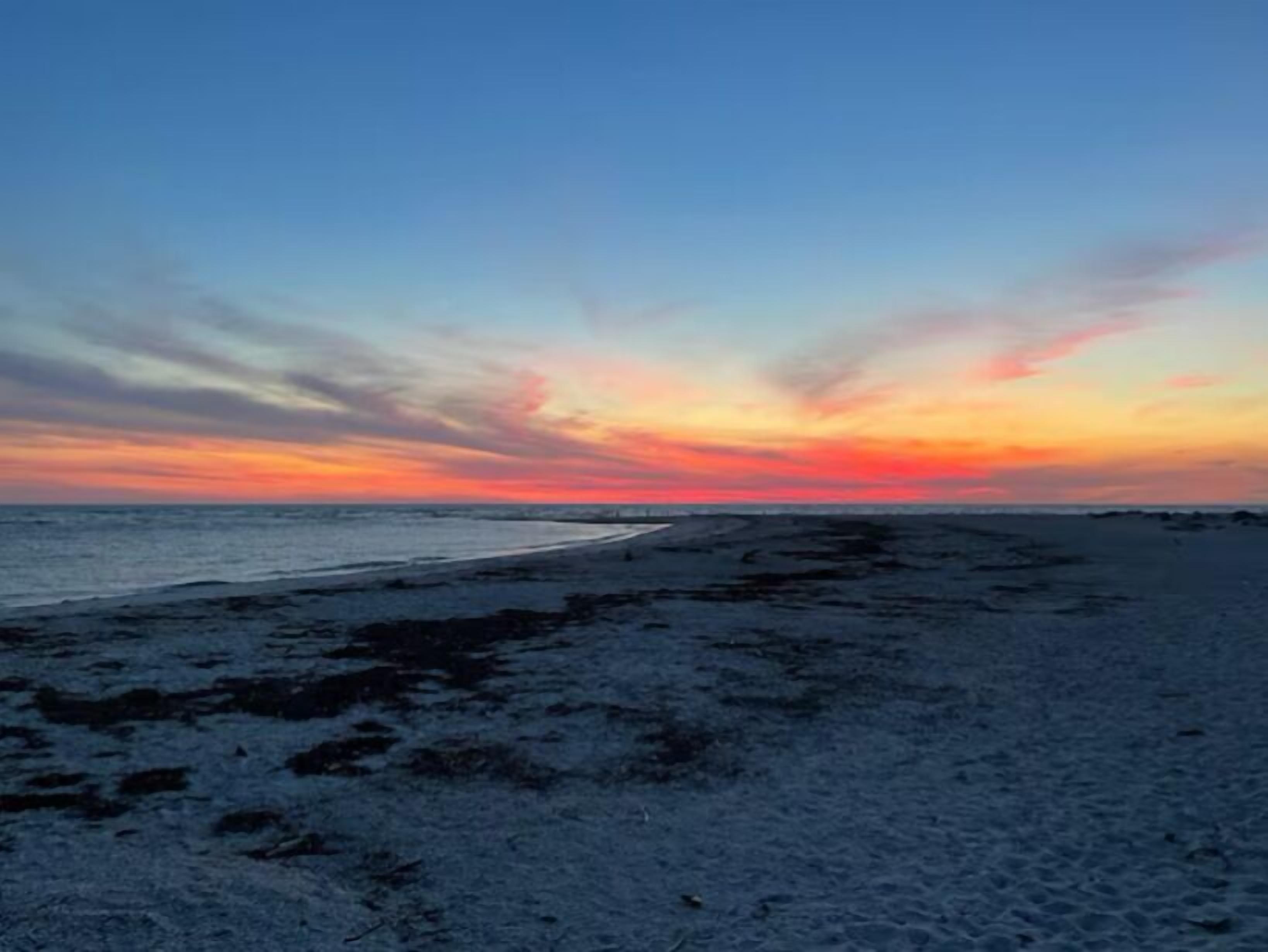 Une plage au coucher du soleil.