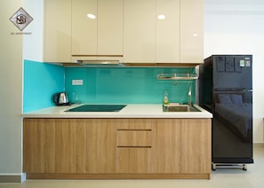 Apartamento luxo | Cozinha privada | Geladeira, cooktop, panela elétrica de arroz, toalhas de papel