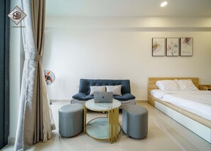 Apartamento luxo | Área de estar | Smart TV 43 polegadas com canais a cabo, TV
