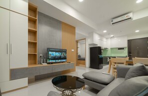 Appartement Familial | Ameublement personnalisé, bureau, fer et planche à repasser