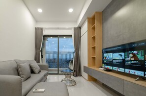 Familienapartment | Wohnzimmer | 43-Zoll-Smart-TV mit Kabelempfang, Fernseher