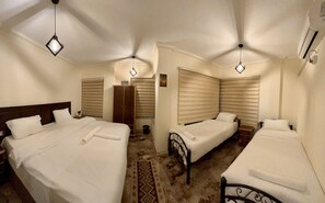 Habitación cuádruple familiar | Wifi gratis y ropa de cama