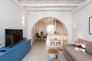 Smart TV, books - The Mykonos Bougainvillea Townhouse (Mikonos)