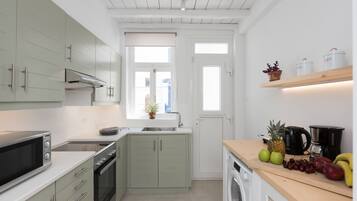 Fridge, microwave, oven, coffee/tea maker