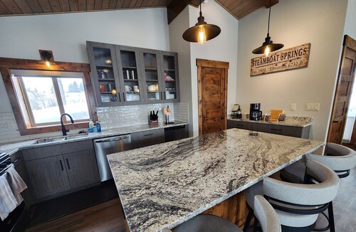 Newly remodeled Old town/2 King Suites
Pet Friendly
Deck/Grill
EV/Carport