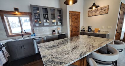 Newly remodeled Old town/2 King Suites
Pet Friendly
Deck/Grill
EV/Carport