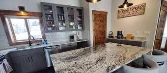 Newly remodeled Old town/2 King Suites
Pet Friendly
Deck/Grill
EV/Carport