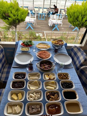 Desayuno de cocina local incluido todos los días
