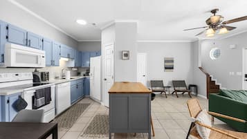 Een koelkast, een microgolfoven, een oven, een kookplaat