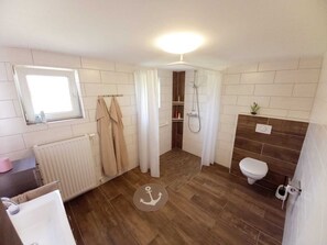 Dusj, hårføner, håndklær og såpe