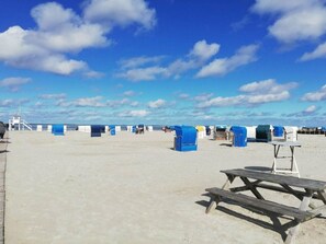Plage à proximité, chaises longues