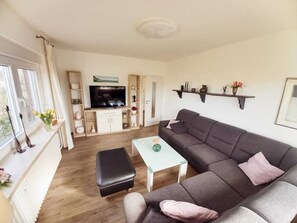 Téléviseur connecté, table de ping-pong, livres