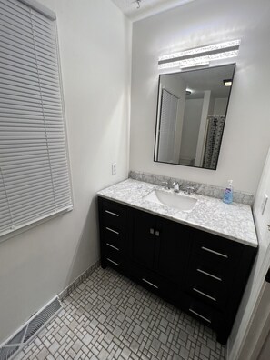 Doccia, asciugacapelli, asciugamani, sapone