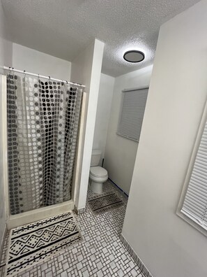 Dusche, Haartrockner, Handtücher, Seife