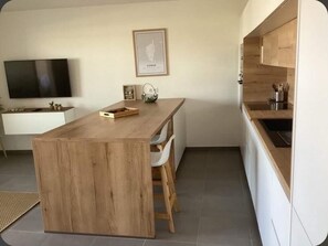 Fridge, microwave, oven, stovetop - Charming apartment overlooking the Gulf of Ajaccio! Large terrace, sea view (PORTICCIO)