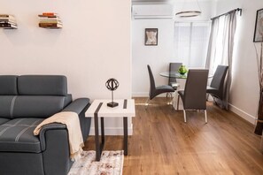 Smart TV, Netflix, books, streaming services - FIFA World Cup: BRAND-NEW INTERIOR 2BR APARTMENT COMPLETED RENOVATED/REMODELED IN 2022 with LARGE PRIVATE FENCED PATIO and PARKING (p59) (North Hollywood)