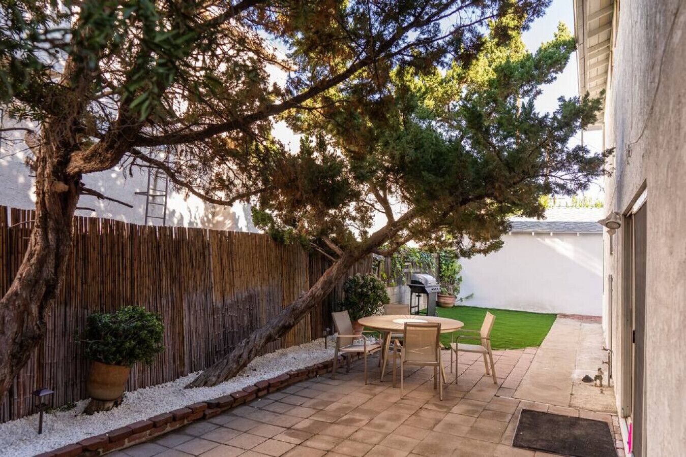 屋外ダイニングエリア