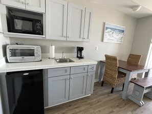 Refrigerador, microondas, cafetera y tetera y tostadora 