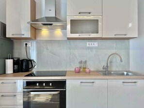 冷蔵庫、電子レンジ、オーブン、コンロ