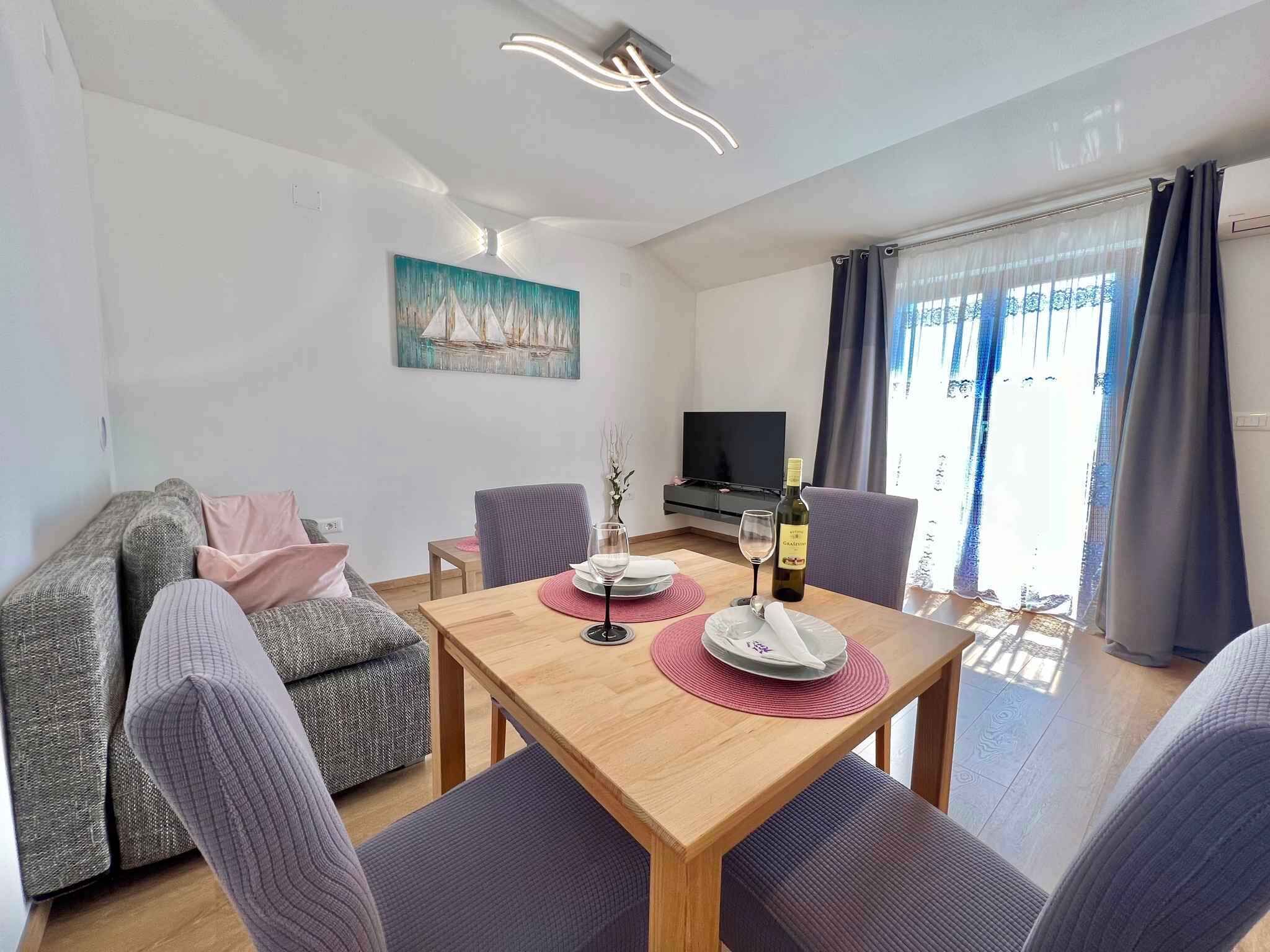 Un salon moderne avec une table à manger, un canapé et un téléviseur.
