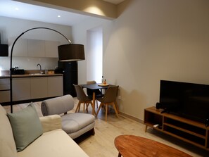 Deluxe Apartment | Living area | 32-inch Smart TV with satellite channels, TV, Netflix - Kaiser Luxury Suites (Corfu)