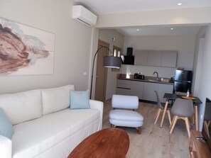 Deluxe Apartment | Private kitchen | Fridge, microwave, stovetop, espresso maker - Kaiser Luxury Suites (Corfu)
