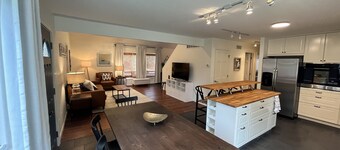 This House Got RIZZ - Recently Renovated Lake Thompson Canal Home