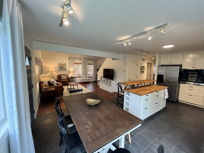 This House Got RIZZ - Recently Renovated Lake Thompson Canal Home