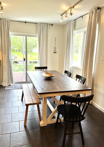 This House Got RIZZ - Recently Renovated Lake Thompson Canal Home