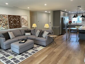 Smart TV, books - Lake San Marcos Gem. Walking Distance to Lake, Dining and Golf! (San Marcos)