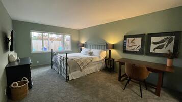 3 bedrooms, desk, WiFi, bed sheets