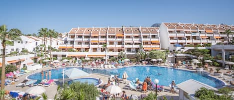 Een buitenzwembad en een verwarmd zwembad