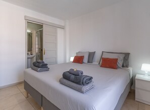 2 chambres, coffres-forts dans les chambres, fer et planche à repasser