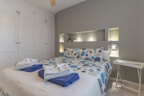 2 bedrooms, in-room safe, iron/ironing board, free WiFi - GO2TENERIFE Apart'Babalu Terrace, Pool & Parking (Callao Salvaje)