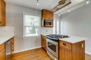 Frigorifero, microonde, piano cottura, lavastoviglie