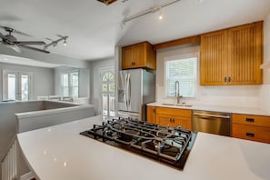 Frigorifero, microonde, piano cottura, lavastoviglie