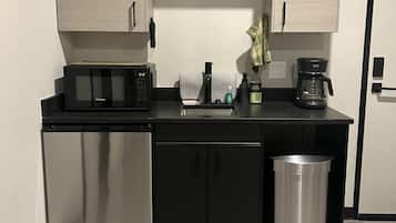 Een koelkast, een microgolfoven, een kookplaat