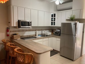 Réfrigérateur, micro-ondes, plaque de cuisson, cafetiÚre/bouilloire