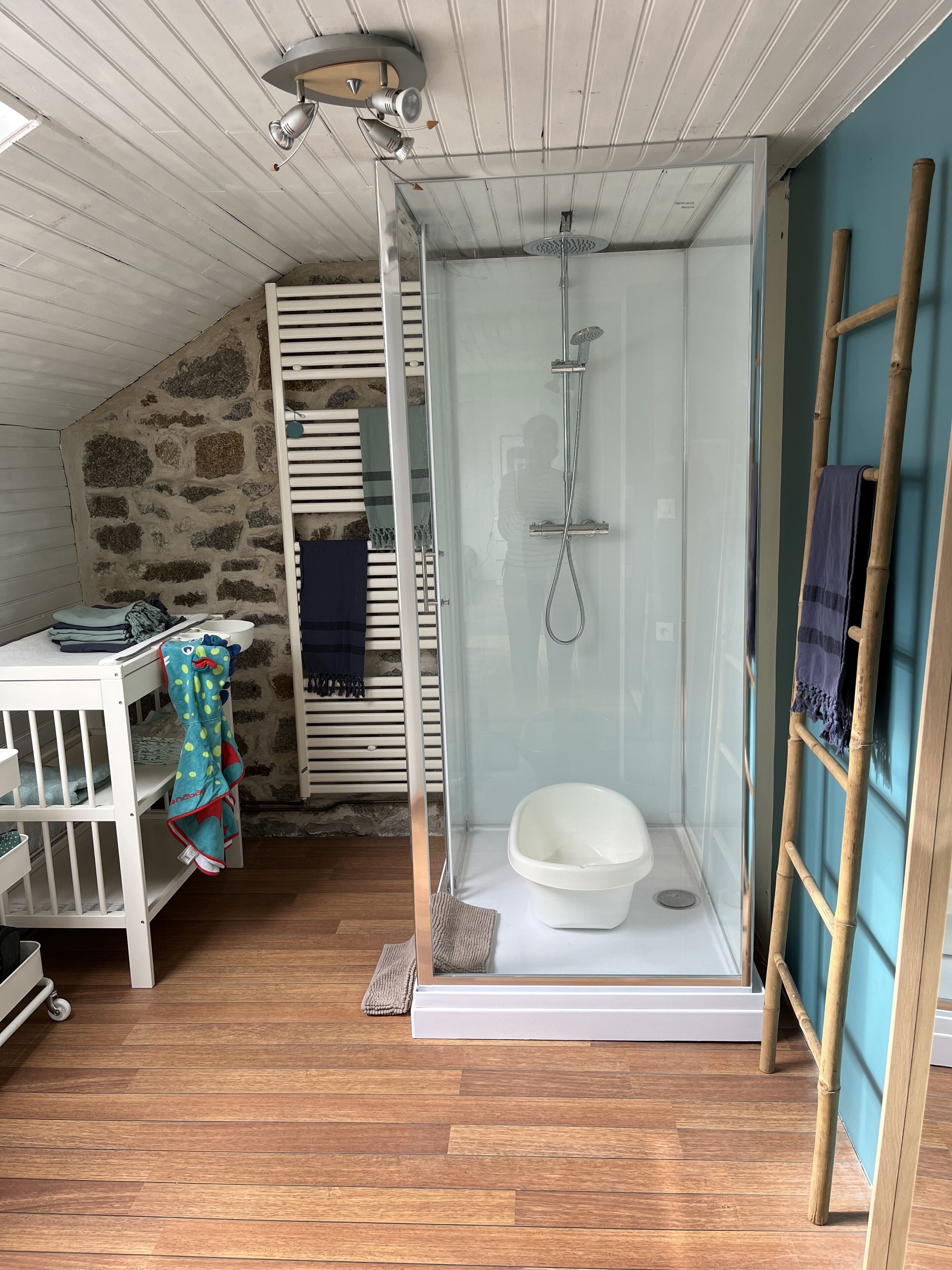 Dusche, umweltfreundliche Kosmetikartikel, Seife, Toilettenpapier