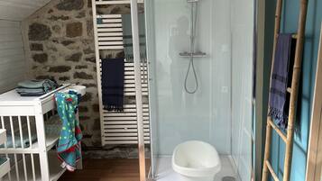 Dusche, umweltfreundliche Kosmetikartikel, Seife, Toilettenpapier
