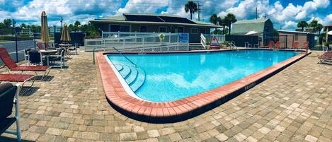 Piscine extérieure, piscine chauffée