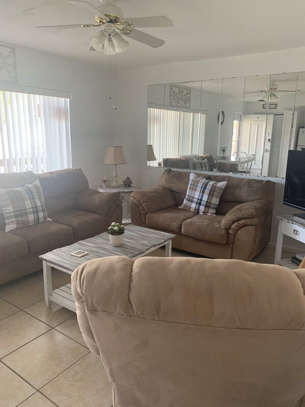 テレビ、書庫、プリンター