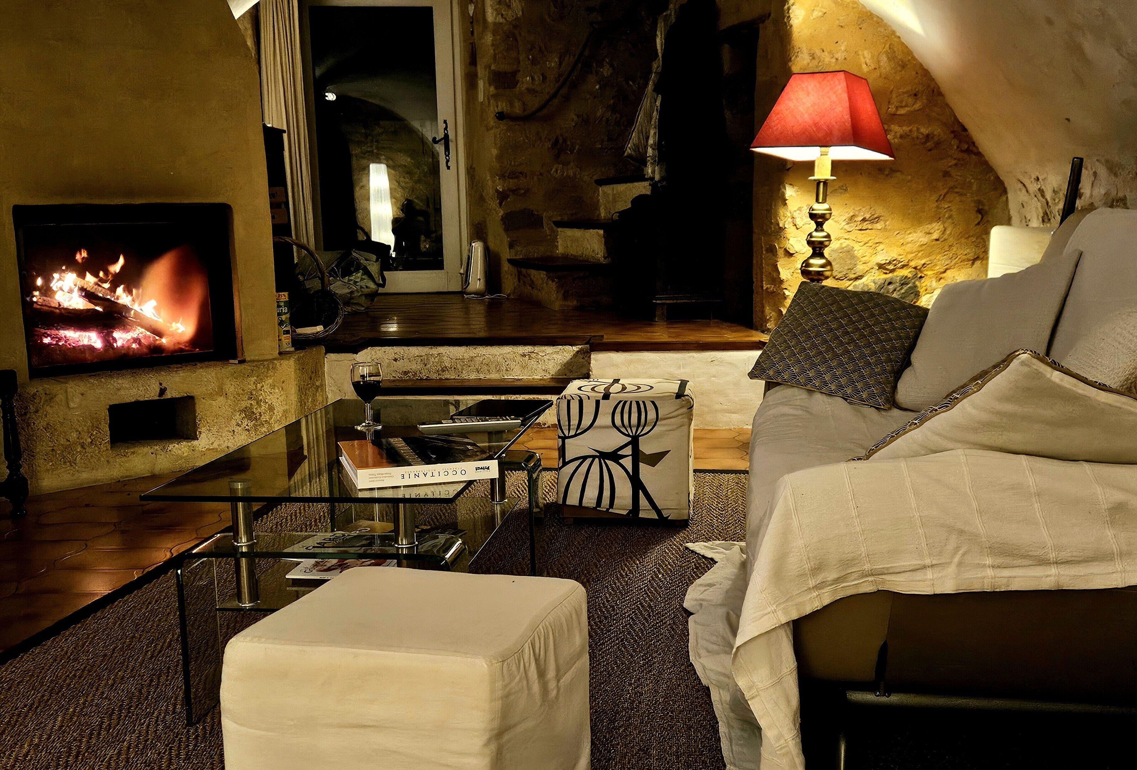 Télévision, cheminée, lecteur de DVD, chaîne hi-fi