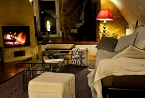 Unclassified image, 4 of 37, button