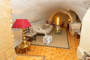 Unclassified image, 5 of 37, button