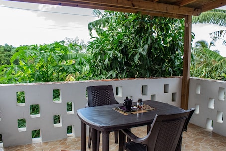 屋外ダイニングエリア. RELAX-INN: 2bedroom apartment n JEEP RENTAL